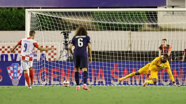 Soccer Football - UEFA Nations League - Group A - Croatia v France - Stadion Poljud, Split, Croatia - June 6, 2022 Croatia's Andrej Kramaric scores their first goal from the penalty spot REUTERS/Antonio Bronic