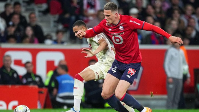 LILLE, FRANCE - MAY 06: Vanderson de Oliveira Campos competes for the ball with Sven Botman of Lille OSC during the Ligue 1 Uber Eats match between Lille OSC and AS Monaco at Stade Pierre Mauroy on May 6, 2022 in Lille, France. (Photo by Sylvain Lefevre/Getty Images)
