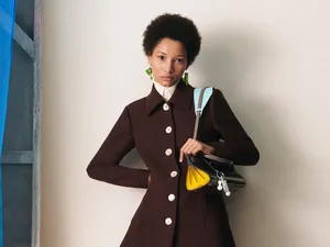 10 Koleksi Tory Burch Resort 2023, Busana ala 60-an Hingga 90-an