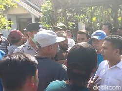 Warga Lumajang Adu Mulut dengan Sopir Tolak Truk Pasir Melintas