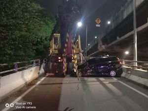 Ngeri! Truk Gagal Nanjak di Tol Tabrak 3 Mobil karena Masalah Mesin