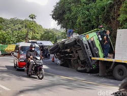 Jalur Menuju Cadas Pangeran Tersendat 2 Km gegara Truk Terguling