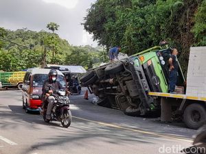 Jalur Menuju Cadas Pangeran Tersendat 2 Km gegara Truk Terguling Jalur Menuju Cadas Pangeran Tersendat 2 Km gegara Truk Terguling