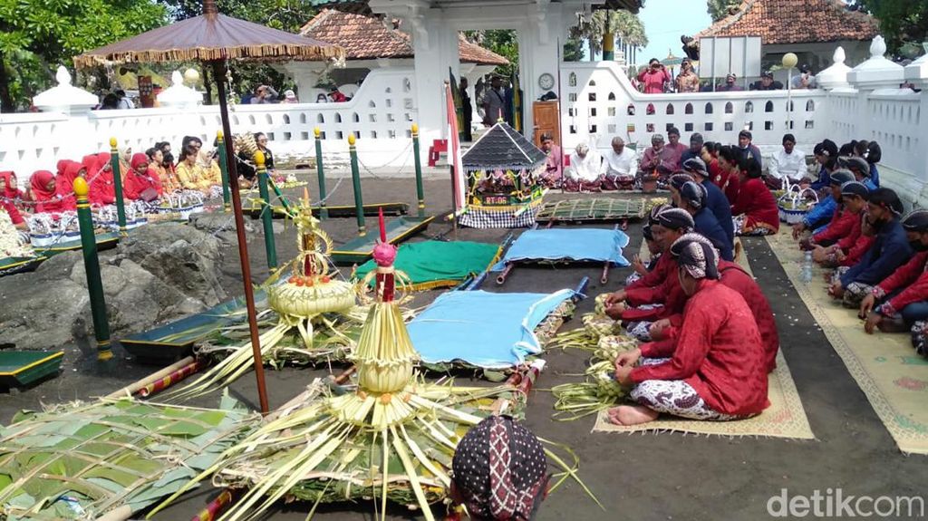 Snapshots Ritual Bekti Pertiwi Pisungsung Jaladri di Pantai Parangkusumo