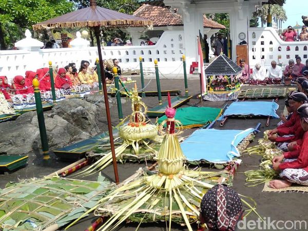 Snapshots Ritual Bekti Pertiwi Pisungsung Jaladri di Pantai Parangkusumo