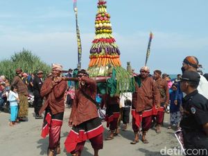 Meriahnya Bekti Pertiwi Pisungsung Jaladri di Pantai Parangkusumo