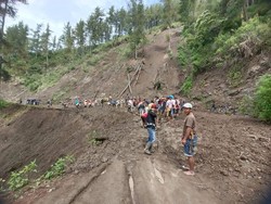 2 Pekan Tutup Jalan, Material Longsor di Toraja Dibersihkan Warga