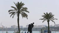 Menjelang Piala Dunia 2022, patung yang mengabadikan momen kontroversial di Piala Dunia 2006 tersebut bisa dilihat lagi di Qatar. Tapi tidak lagi di ruang publik. Foto: AFP via Getty Images/KARIM JAAFAR