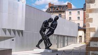 Setelah mejeng dalam pameran seni di Rennes medio Agustus 2021, seperti dalam foto ini, patung Zidane tanduk Materazzi kini akan dihadirkan di Museum di Doha menjelang Piala Dunia 2022. Foto: Andia/Universal Images Group via/Andia