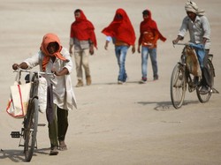 Ngerinya Dampak Panas Ekstrem India, Kurir Pingsan-Penghasilan Anjlok