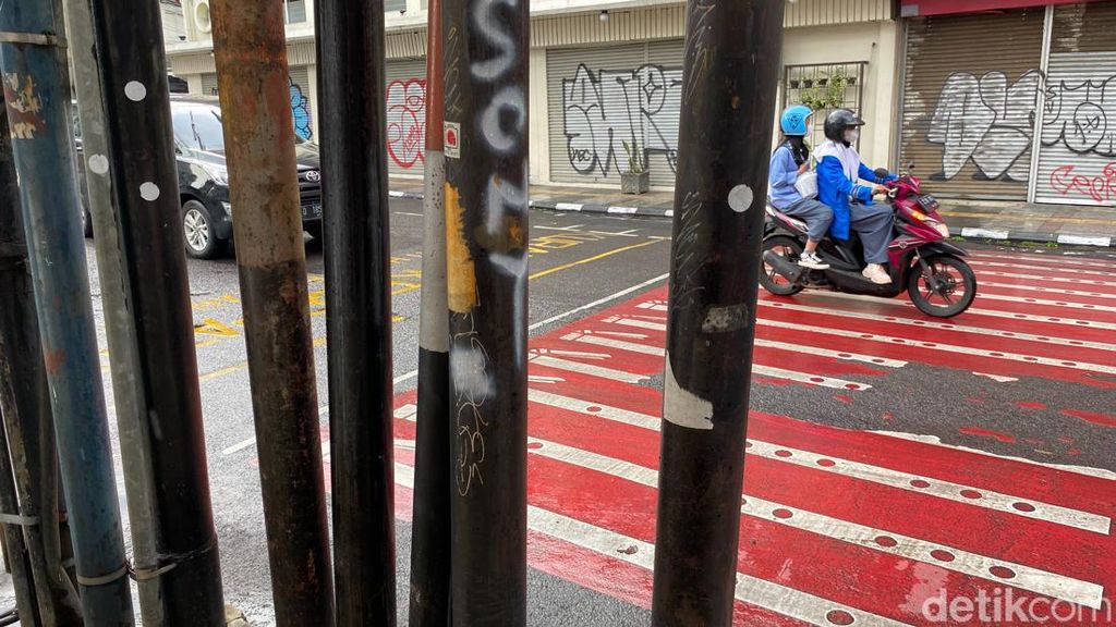 8 Tiang Berjajar hingga Tutup Zebra Cross di Bandung, Ini Fotonya