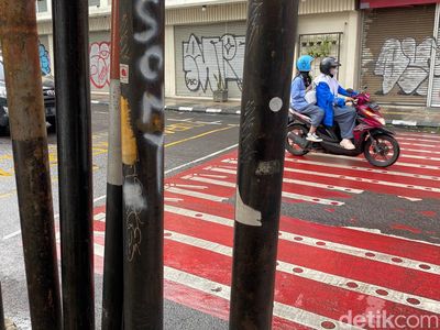 8 Tiang Berjajar hingga Tutup Zebra Cross di Bandung, Ini Fotonya