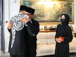 AHY Peluk Ridwan Kamil Saat Takziah: Semoga Eril Husnulkhatimah