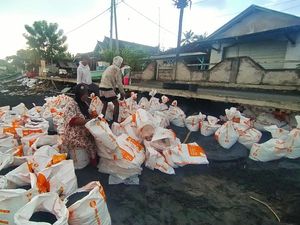 Warga Swadaya Perbaiki Jalan Tergerus Abrasi di Pantai Pebuahan