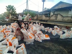 Warga Swadaya Perbaiki Jalan Tergerus Abrasi di Pantai Pebuahan