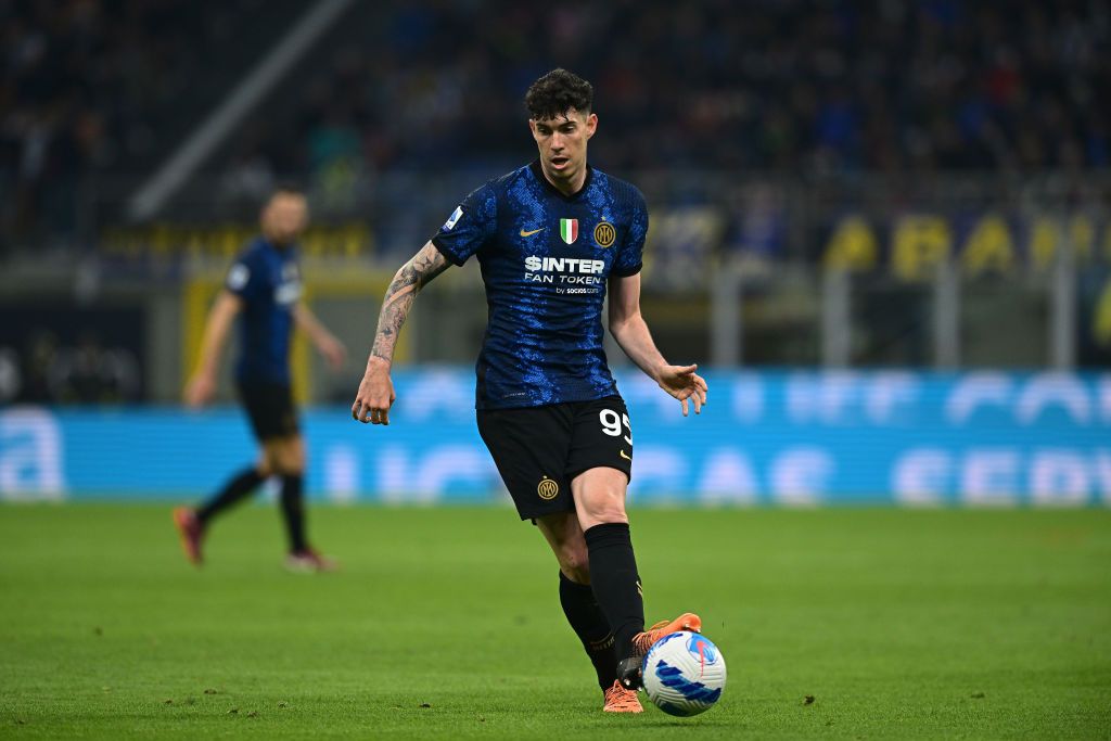 MILAN, ITALY - APRIL 23: Alessandro Bastoni of FC Internazionale in action during the Serie A match between FC Internazionale and AS Roma at Stadio Giuseppe Meazza on April 23, 2022 in Milan, Italy. (Photo by Mattia Ozbot - Inter/Inter via Getty Images)