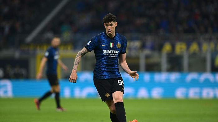 MILAN, ITALY - APRIL 23: Alessandro Bastoni of FC Internazionale in action during the Serie A match between FC Internazionale and AS Roma at Stadio Giuseppe Meazza on April 23, 2022 in Milan, Italy. (Photo by Mattia Ozbot - Inter/Inter via Getty Images)