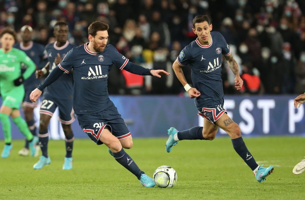 PARIS, FRANCE - MAY 21: Angel Di Maria of PSG - crying - celebrates his goal with Lionel Messi of PSG during the Ligue 1 Uber Eats match between Paris Saint-Germain (PSG) and FC Metz at Parc des Princes stadium on May 21, 2022 in Paris, France. (Photo by John Berry/Getty Images)