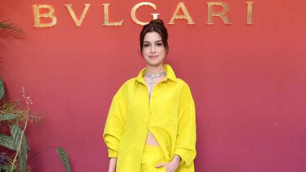 8 Gaya Unik Anne Hathaway di Show Bvlgari, Padukan Gaun dan Celana Pendek