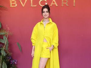 8 Gaya Unik Anne Hathaway di Show Bvlgari, Padukan Gaun dan Celana Pendek 8 Gaya Unik Anne Hathaway di Show Bvlgari, Padukan Gaun dan Celana Pendek