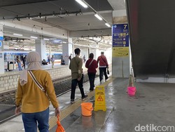 Atap Bocor di Peron Stasiun Manggarai, Anker Was-was Ada yang Kepleset