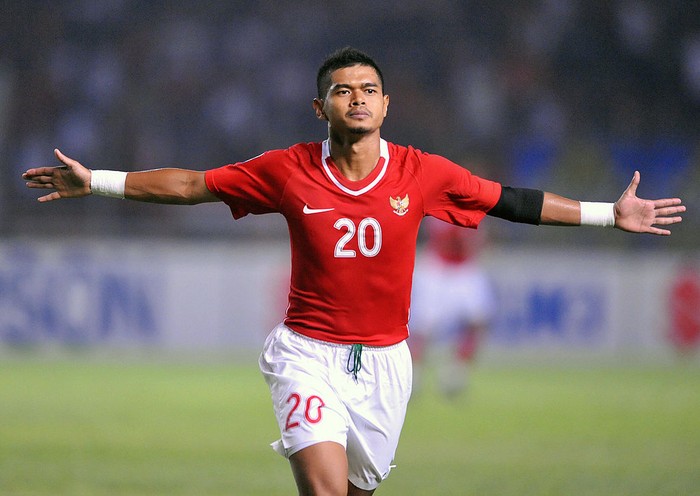 Indonesias Bambang Pamungkas celebrates his teams third goal against Myanmar during the AFF Suzuki Cup football match in Jakarta on December 5, 2008. Indonesia won 3-0. AFP PHOTO/ADEK BERRY (Photo credit should read ADEK BERRY/AFP via Getty Images)