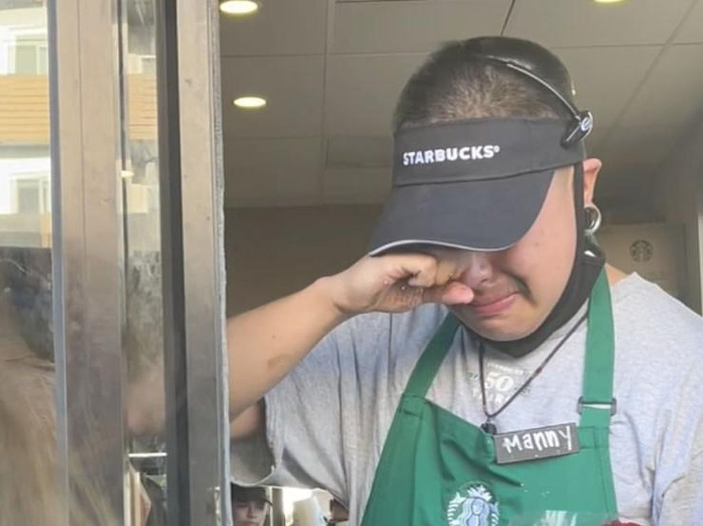 Diberi Kejutan Uang Rp 14 Juta oleh Pelanggan, Barista Ini Menangis Terharu Diberi Kejutan Uang Rp 14 Juta oleh Pelanggan, Barista Ini Menangis Terharu