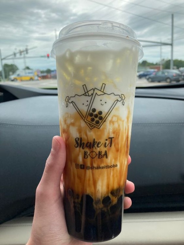 topping berbentuk bulat yang dipadukan dalam minuman bersusu