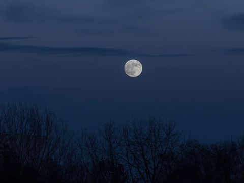 bulan purnama 'strawberry moon'