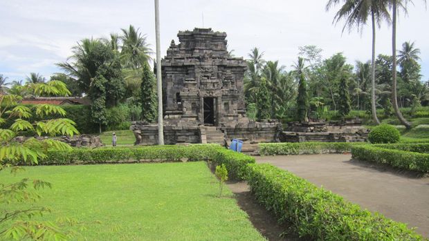 Candi Ngawen This is one of Budhist temple in Indonesia which is located in Muntilan, Magelang, Jawa Tengah. The place is clean and nice.