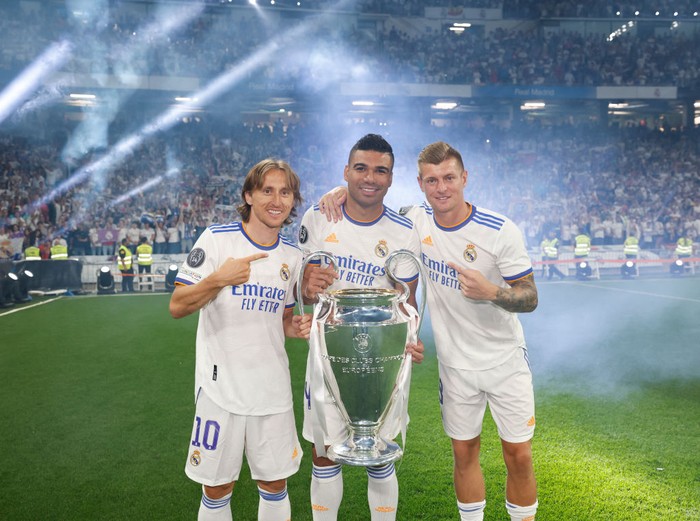 Leganes' Argentinian forward Guido Carrillo (C) challenges Real Madrid's Croatian midfielder Luka Modric (R), Real Madrid's German midfielder Toni Kroos (L) and Real Madrid's Brazilian midfielder Casemiro (back C) during the Spanish league football match between Real Madrid CF and Club Deportivo Leganes SAD at the Santiago Bernabeu stadium in Madrid on September 1, 2018. (Photo by GABRIEL BOUYS / AFP)        (Photo credit should read GABRIEL BOUYS/AFP via Getty Images)