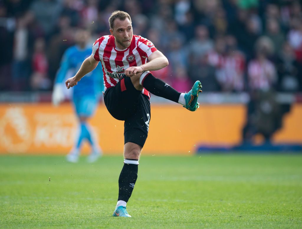 BRENTFORD, ENGLAND - APRIL 10: Christian Eriksen of Brentford crosses the ball during the Premier League match between Brentford and West Ham United at Brentford Community Stadium on April 10, 2022 in Brentford, England. (Photo by Chloe Knott - Danehouse/Getty Images)