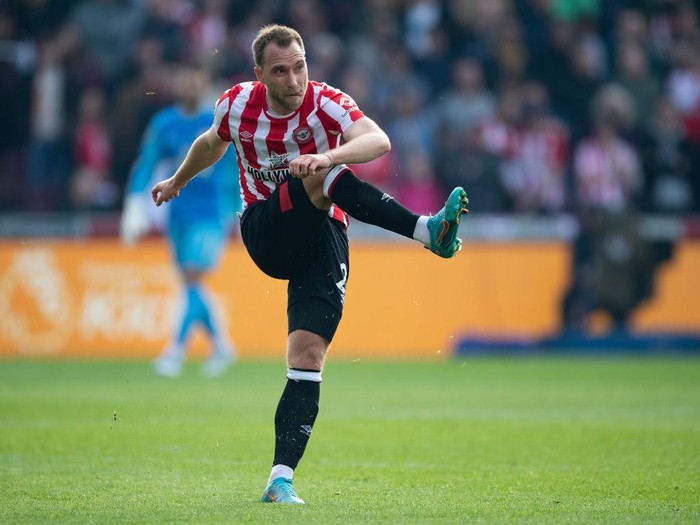 BRENTFORD, ENGLAND - APRIL 10: Christian Eriksen of Brentford crosses the ball during the Premier League match between Brentford and West Ham United at Brentford Community Stadium on April 10, 2022 in Brentford, England. (Photo by Chloe Knott - Danehouse/Getty Images)