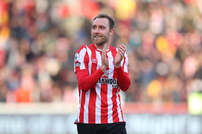 BRENTFORD, ENGLAND - APRIL 10: Christian Eriksen of Brentford crosses the ball during the Premier League match between Brentford and West Ham United at Brentford Community Stadium on April 10, 2022 in Brentford, England. (Photo by Chloe Knott - Danehouse/Getty Images)