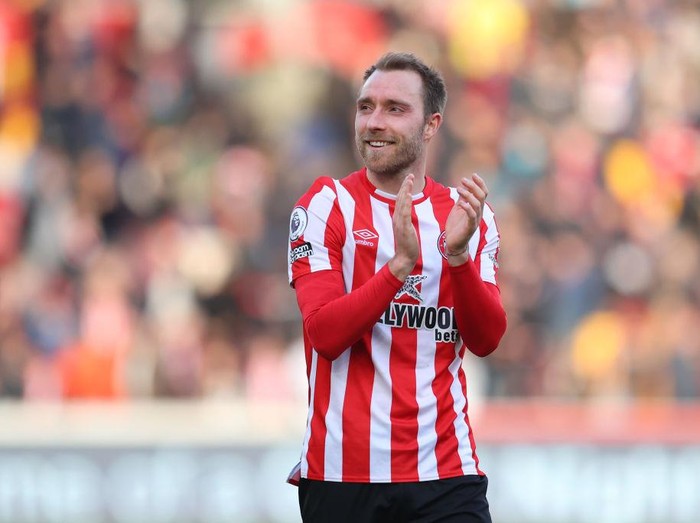 BRENTFORD, ENGLAND - APRIL 10: Christian Eriksen of Brentford crosses the ball during the Premier League match between Brentford and West Ham United at Brentford Community Stadium on April 10, 2022 in Brentford, England. (Photo by Chloe Knott - Danehouse/Getty Images)