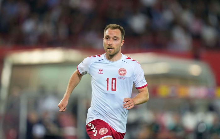 BRENTFORD, ENGLAND - APRIL 10: Christian Eriksen of Brentford crosses the ball during the Premier League match between Brentford and West Ham United at Brentford Community Stadium on April 10, 2022 in Brentford, England. (Photo by Chloe Knott - Danehouse/Getty Images)