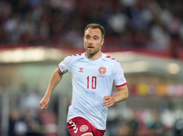 BRENTFORD, ENGLAND - APRIL 10: Christian Eriksen of Brentford crosses the ball during the Premier League match between Brentford and West Ham United at Brentford Community Stadium on April 10, 2022 in Brentford, England. (Photo by Chloe Knott - Danehouse/Getty Images)