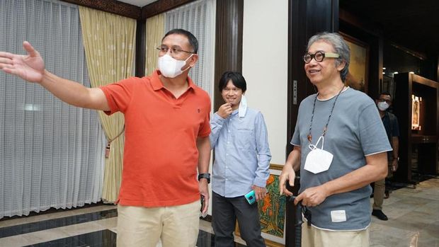 Direktur Utama Pupuk Kalimantan Timur Rahmad Pribadi mengajak budayawan Butet Kertaradjasa melihat Galeri Seni milik PKT di Bontang. (Dok. PKT).