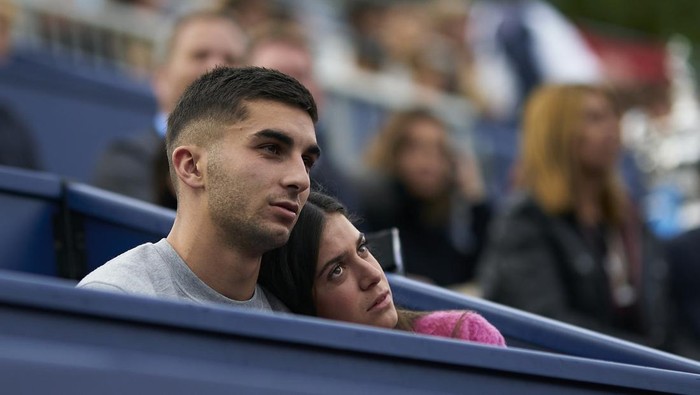 BARCELONA, SPAIN - APRIL 22: Ferran Torres and Sira Martinez attend day five of the Barcelona Open Banc Sabadell at Real Club De Tenis Barcelona on April 22, 2022 in Barcelona, Spain. (Photo by Manuel Queimadelos/Quality Sport Images/Getty Images)