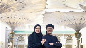 8 Gaya Donna Harun Berhijab Saat Umrah Pertama Kali Mencuri Atensi