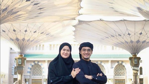 8 Gaya Donna Harun Berhijab Saat Umrah Pertama Kali Mencuri Atensi