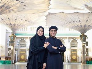 8 Gaya Donna Harun Berhijab Saat Umrah Pertama Kali Mencuri Atensi 8 Gaya Donna Harun Berhijab Saat Umrah Pertama Kali Mencuri Atensi