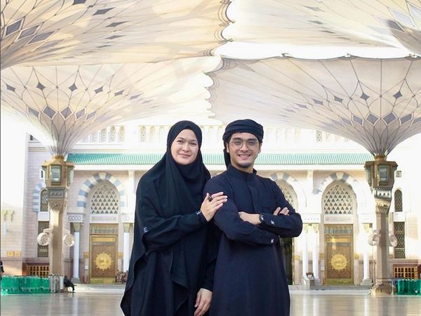 8 Gaya Donna Harun Berhijab Saat Umrah Pertama Kali Mencuri Atensi