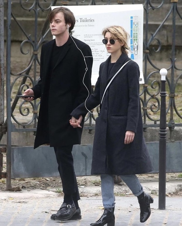 Charlie Heaton & Natalia Dyer di Paris/