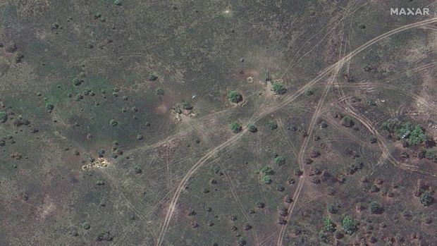 Gambar satelit menunjukkan artileri yang ditarik dikerahkan dan diarahkan ke Severodonetsk dekat kota, Ukraina 6 Juni 2022. (via REUTERS/MAXAR TECHNOLOGIES)