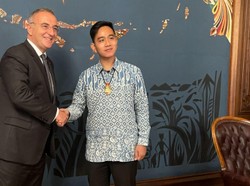 Gibran-Direktur LV Bahas Kolaborasi Batik Solo Jelang Java in Paris