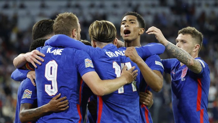 Gol Harry Kane Selamatkan Inggris dari Kekalahan Atas Jerman Soccer Football - UEFA Nations League - Group C - Germany v England - Allianz Arena, Munich, Germany - June 7, 2022 England's Harry Kane celebrates scoring their first goal with teammates REUTERS/Heiko Becker