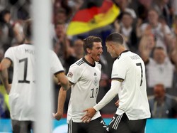 Hofmann lolos dari kawalan lini belakang Inggris lalu menuntaskan dengan sepakan kaki kanan. Jerman unggul 1-0. Reuters/Lee Smith