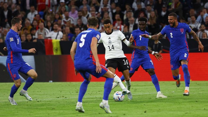 Gol Harry Kane Selamatkan Inggris dari Kekalahan Atas Jerman Soccer Football - UEFA Nations League - Group C - Germany v England - Allianz Arena, Munich, Germany - June 7, 2022 Germany's Jamal Musiala in action with England's Kyle Walker, Bukayo Saka and Mason Mount REUTERS/Kai Pfaffenbach