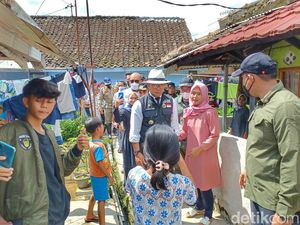 Ridwan Kamil Tinjau Lokasi Banjir Bandang Ciwidey, Warga Berebut Selfie Ridwan Kamil Tinjau Lokasi Banjir Bandang Ciwidey, Warga Berebut Selfie